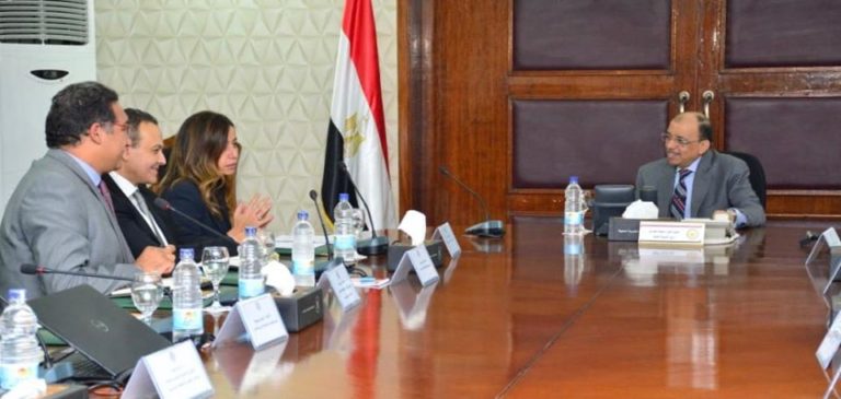 وزير التنمية المحلية يستقبل وفد البنك الدولي