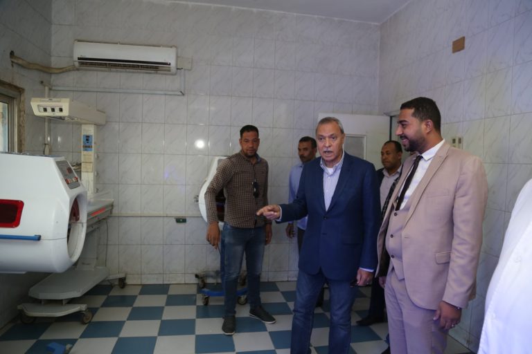 محافظ قنا يزور مستشفى فرشوط المركزى ويحيل 34 طبيبا وممرضا