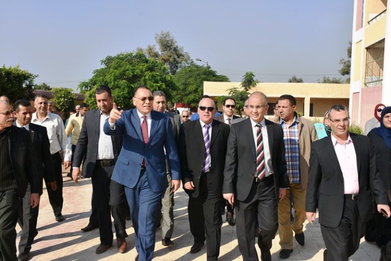 محافظ الشرقية ورئيس جامعة الزقازيق يشهدان إنطلاق قافلة طبية شاملة بقرية الزرزمون بمركز ههيا