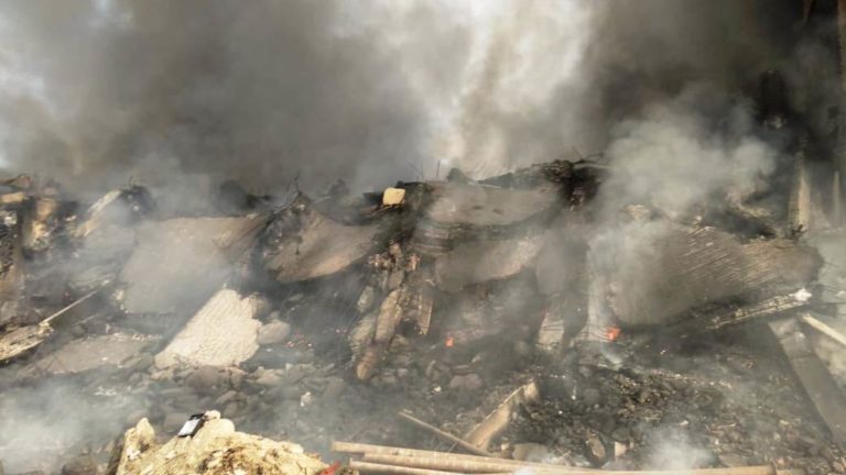 شاهد إنهيار مبني مصنع “أبو حوا” بقليوب بعد إشتعال الحريق فيه