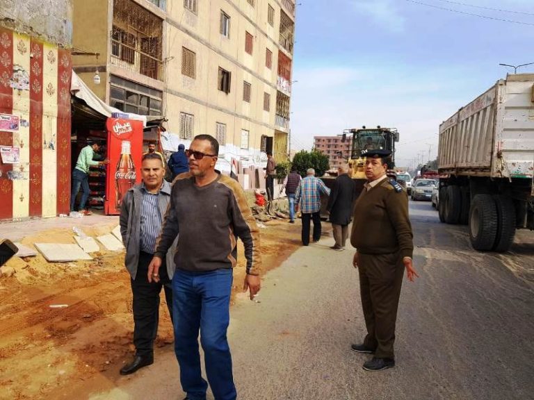 بالصور..استمرار حملات رفع تراكمات القمامة والإشغالات من جانبي طريق الزقازيق – بلبيس