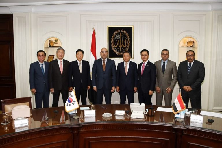 وزير الإسكان يلتقى وفداً كوريا الجنوبية لبحث فرص التعاون فى تمويل المشروعات
