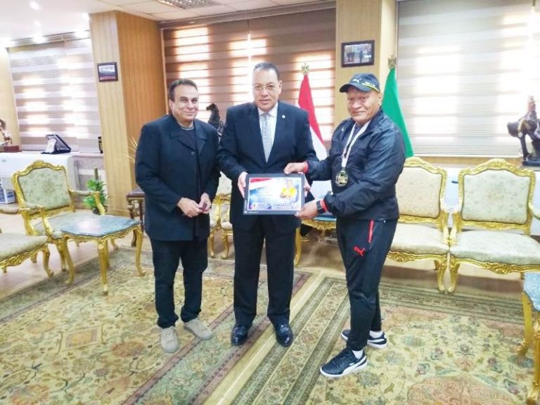 محافظ الشرقية يُكرم بطل العالم للكيك بوكسينج وزن 85 كجم بجائزة مالية وميدالية تذكارية