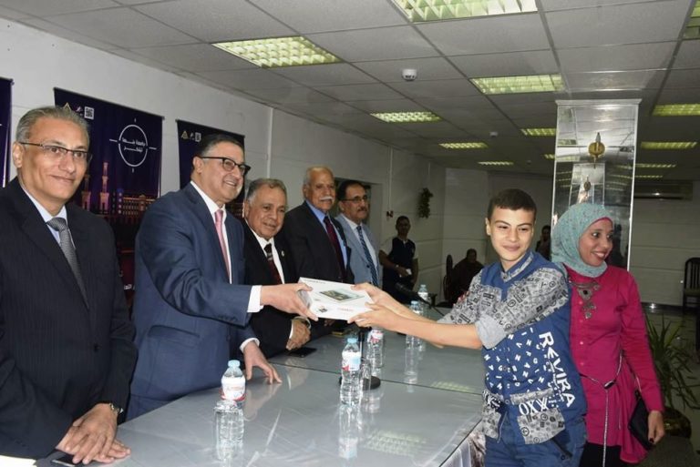بالصور.. الدكتور جمال السعيد يسلم جوائز الفائزين فى معرض الابتكار الأول