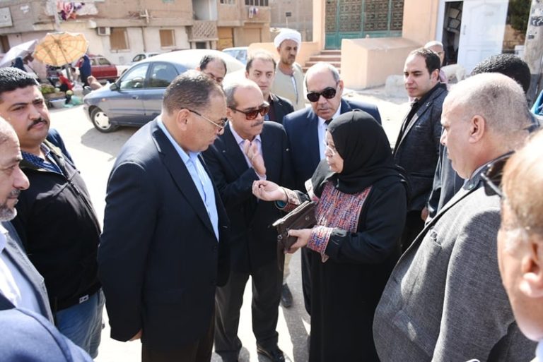  محافظ الشرقية والمدير التنفيذي لصندوق تطويرالمناطق العشوائية يتفقدان منطقة كفر محمد حسين بالزقازيق