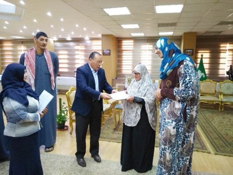 تسليم وحدتين سكنيتين للشقيقين ” طويلي القامة “