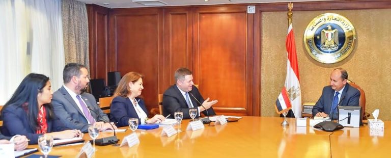 وزير التجارة والصناعة يبحث مع وفد حكومي أمريكى تعزيز التعاون الإقتصادى المشترك بين البلدين