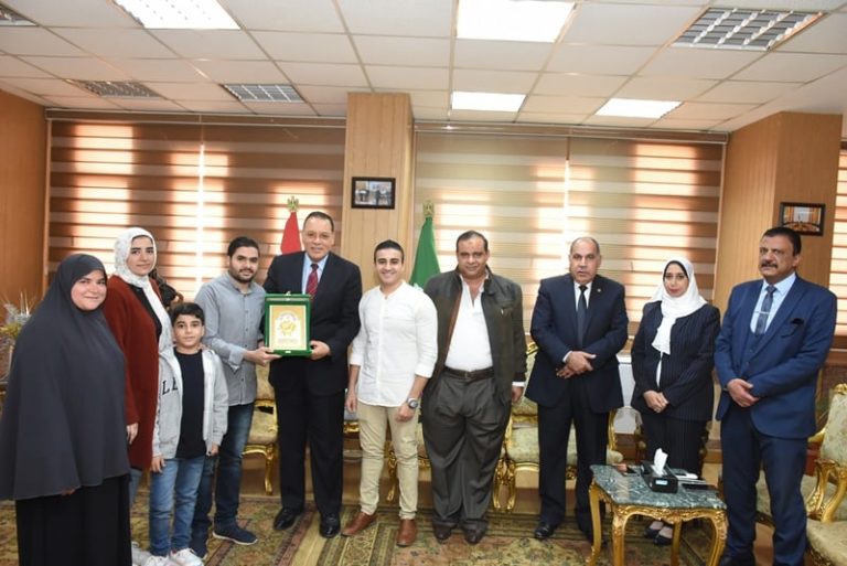 محافظ الشرقية يستقبل أسرة الراحل رئيس حي أول