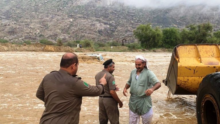 بالفيديو.. سعودى شجاع ينقذ 3 أشخاص عالقين وسط السيول