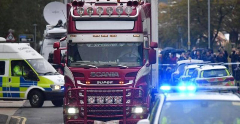 وفاة 39 شخصا داخل شاحنة في بريطانيا