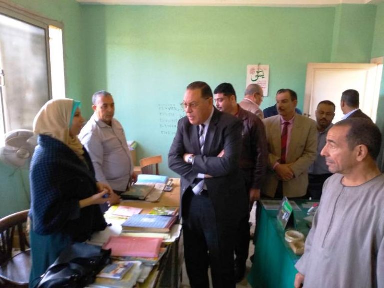فحص أعمال الوحدة المحلية بملامس وتوقيع غرامة مالية على صاحب محل لإهداره المياه في رش الشارع