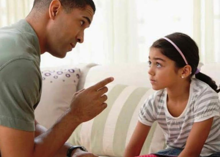 كيفية التعامل مع عصبية المراهق ؟ .. الأسباب والخطوات