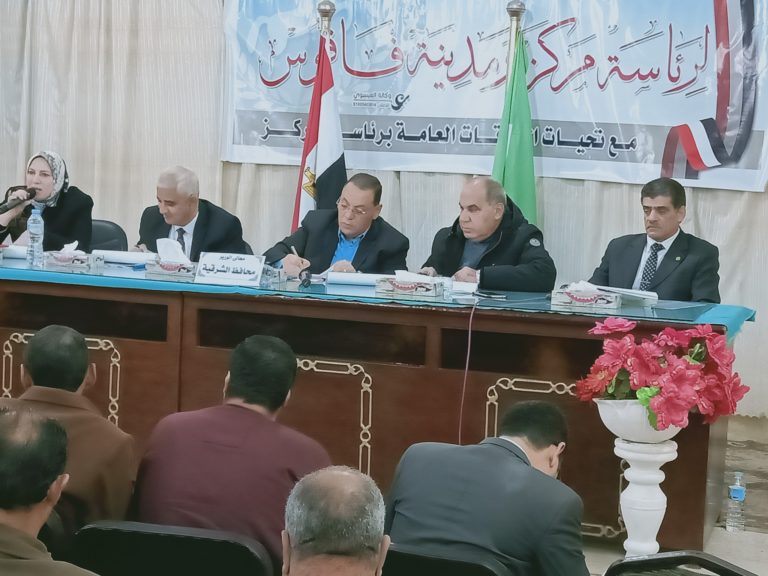 محافظ الشرقية فى لقاءه برئاسة مركز ومدينة فاقوس يستعرض كافة مشكلات المدينة