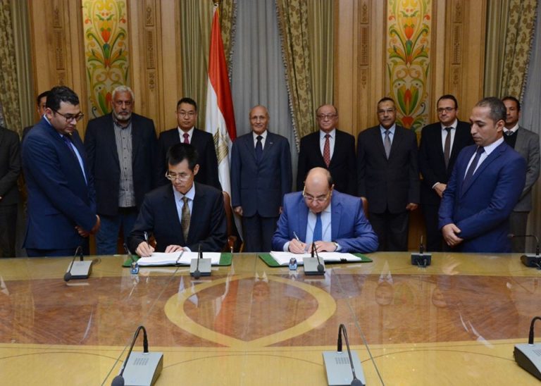 “العصار ” يشهد توقيع عقد مع شركة صينية لإنشاء مصنع لإطارات السيارات