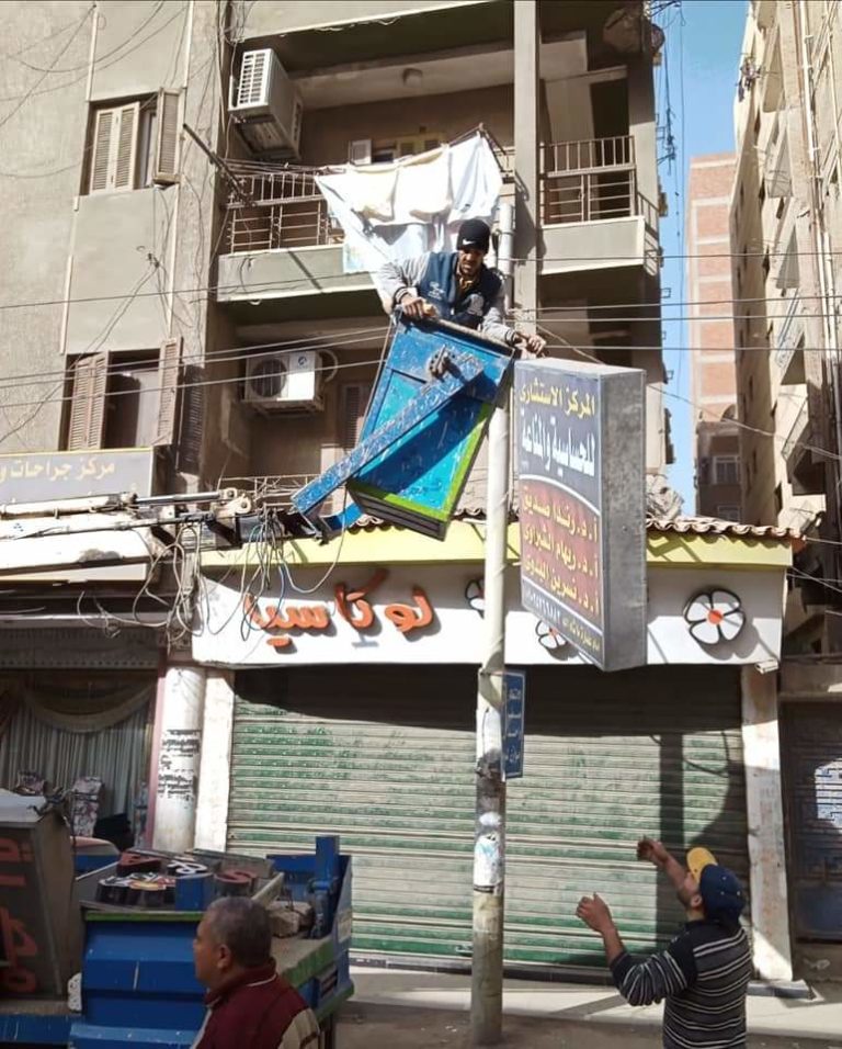 بالصور..حملة لإزالة الإعلانات العشوائية بحي ثان الزقازيق