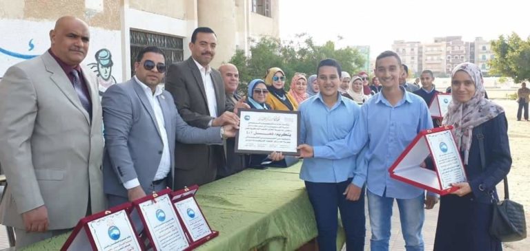مستقبل وطن يكرم المعلمين المتميزين فى الآداء المهنى بمدرسة الثانوية العسكرية بالعاشر