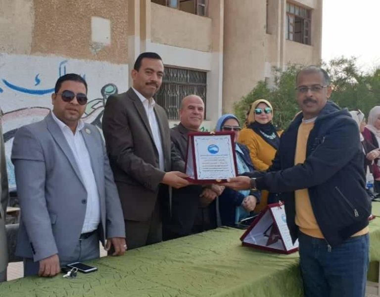 مستقبل وطن بالشرقيه يكرم المعلمين المتميزين  بالعاشر من رمضان