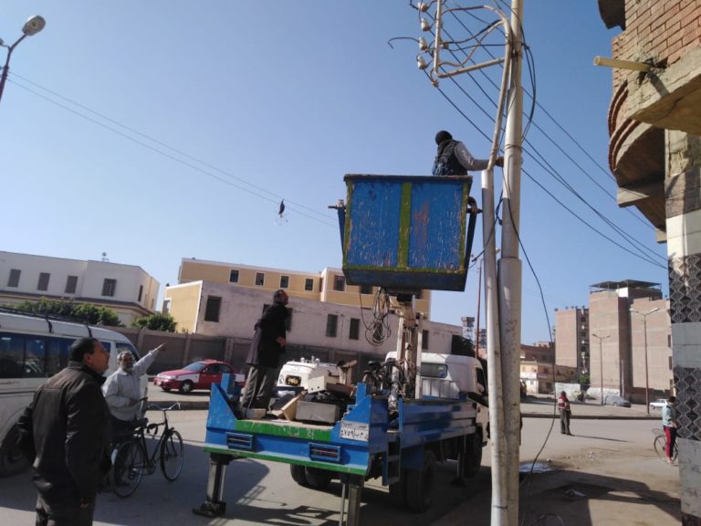 بالصور..تركيب لوحات إلكترونية لأعمدة الإنارة بحي ثان الزقازيق
