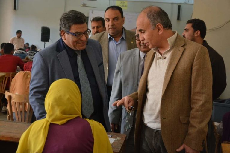 رئيس جامعة الزقازيق يتفقد لجان الإمتحانات بكلية الأداب