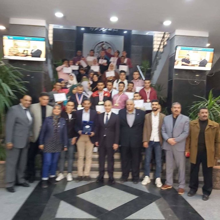 رئيس جامعة الزقازيق يكرم فريق ذوي الاحتياجات الخاصة لتمثيله المشرف للجامعة في بطولة البارلمبياد لطلاب الجامعات المصرية .