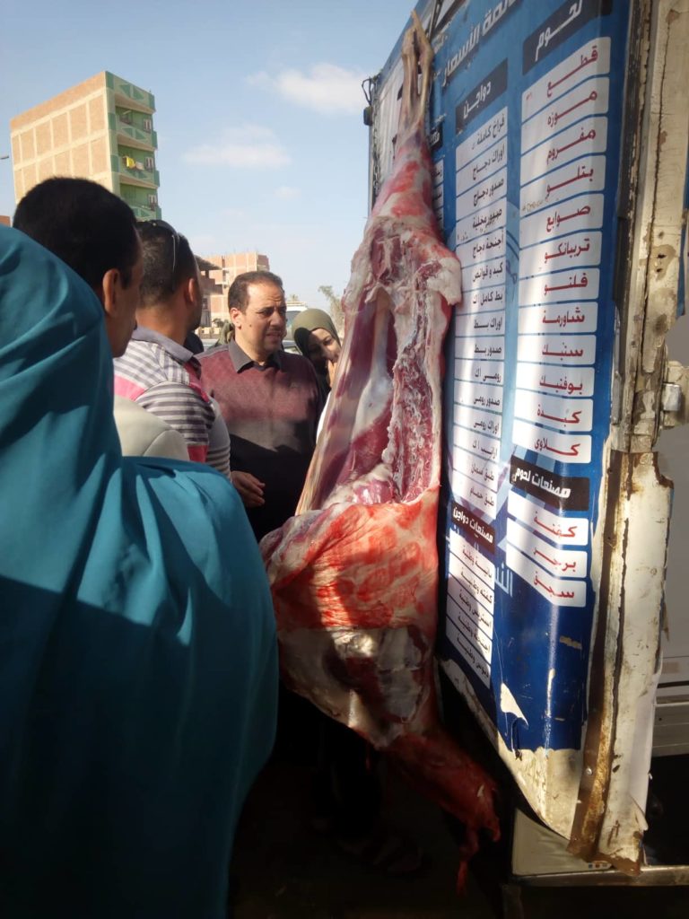 حزب مستقبل وطن يوزع لحوم بسعر التكلفة في مشتول السوق