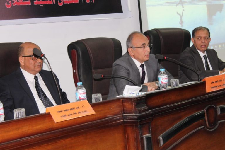 رئيس جامعة الزقازيق يفتتح معرضاً للنماذج المتميزة لمشاريع التخرج  في كلية الهندسة