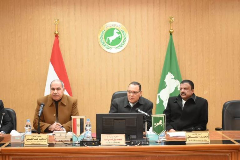 محافظ الشرقية يجتمع بعدد من أهالي مركزي أبو حماد والحسينية لتقنين حالات وضع اليد على أراضي أملاك الدولة