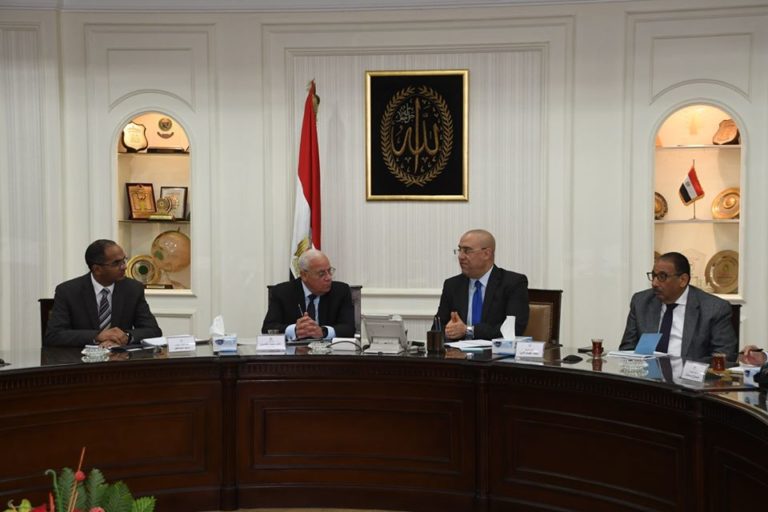 وزير الإسكان ومحافظ بورسعيد يتابعان مشروعات مياه الشرب والصرف الصحى والإسكان بالمحافظة