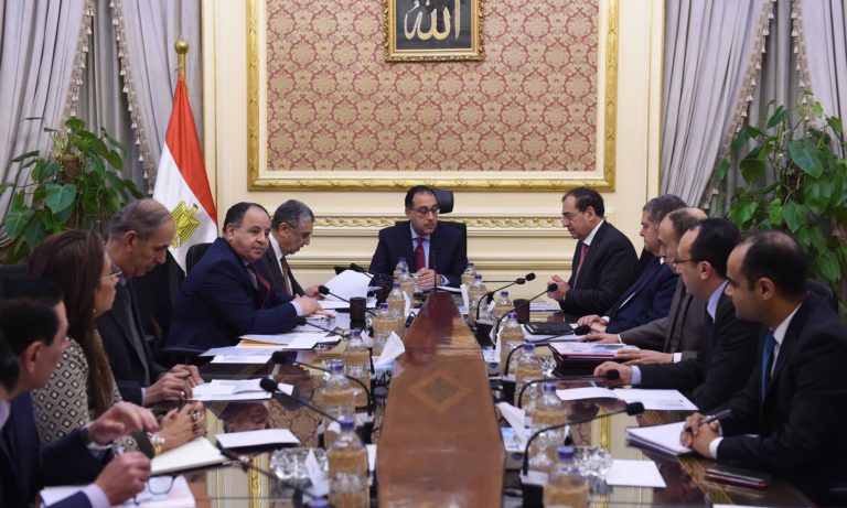 رئيس الوزراء يتابع إجراءات فض التشابكات المالية بين وزارات الكهرباء والبترول والمالية وقطاع الأعمال العام