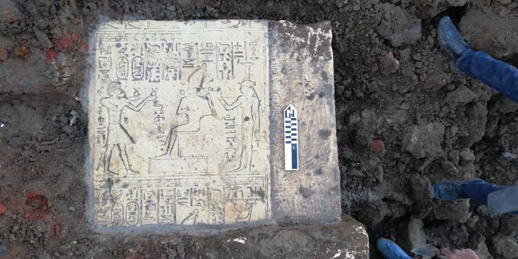أكتشاف أثري جديد .. العثور على 5 كتل أثرية من مقصورة أوزيريس بقرية كوم اشقاو فى سوهاج