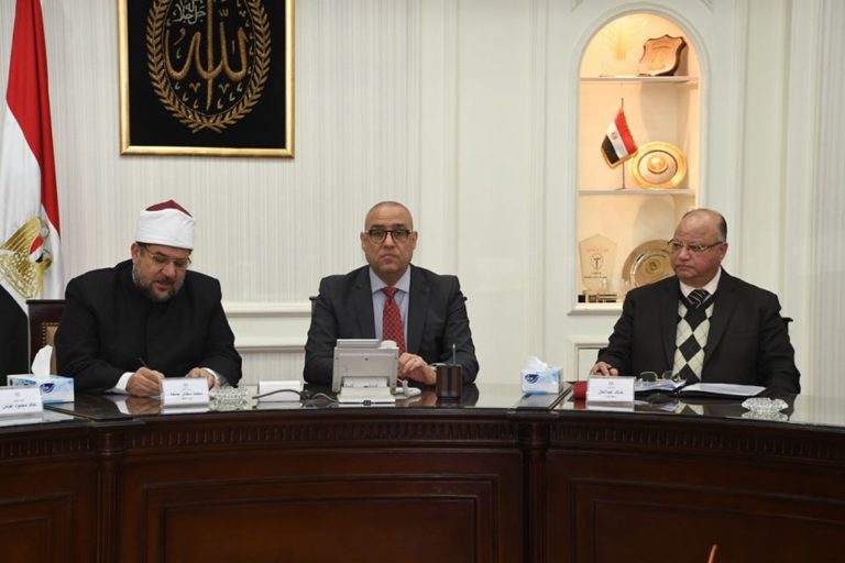 وزيرا الإسكان والأوقاف ومحافظ القاهرة يتابعون عدداً من المشروعات المشتركة لتطوير المناطق العشوائية