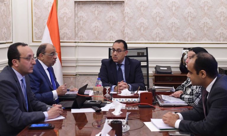 رئيس الوزراء يتابع الموقف التنفيذي لمنظومة المخلفات الصلبة ومشروعات رصف الطرق المحلية بالمحافظات
