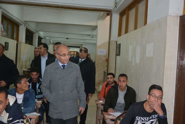 رئيس جامعة الزقازيق يتفقد لجان امتحانات كلية التربية الرياضية بنين ويرحب بالطلاب الوافدين