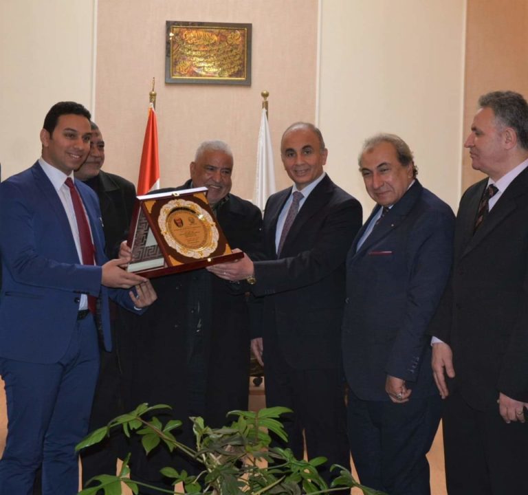 نادي الطيران بالشرقية يكرم رئيس جامعة الزقازيق