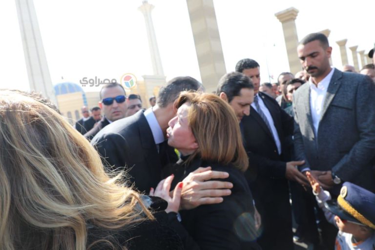 شاهد : يسرا والهام شاهين فى نوبة بكاء وانهيار اثناء جنازة مبارك