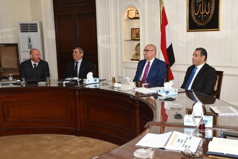 وزير الإسكان يلتقى تحالفا من كبرى الشركات العالمية لوضع خطة لتسويق وإدارة منطقة الأعمال المركزية بالعاصمة الإدارية الجديدة