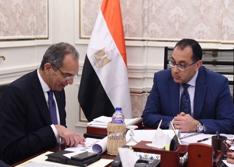 رئيس الوزراء يتابع مع وزير الاتصالات موقف رقمنة منظومة التأمين الصحى