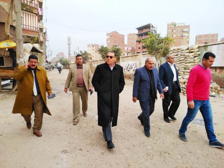 بالصور.. رفع تراكمات القمامة بمنطقة الجمباز بمدينة الزقازيق
