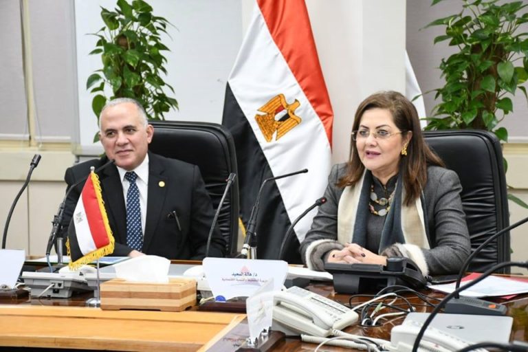 وزيرا التخطيط والري يناقشان الخطة الاستثمارية لوزارة الري للعام المالي 20/2021