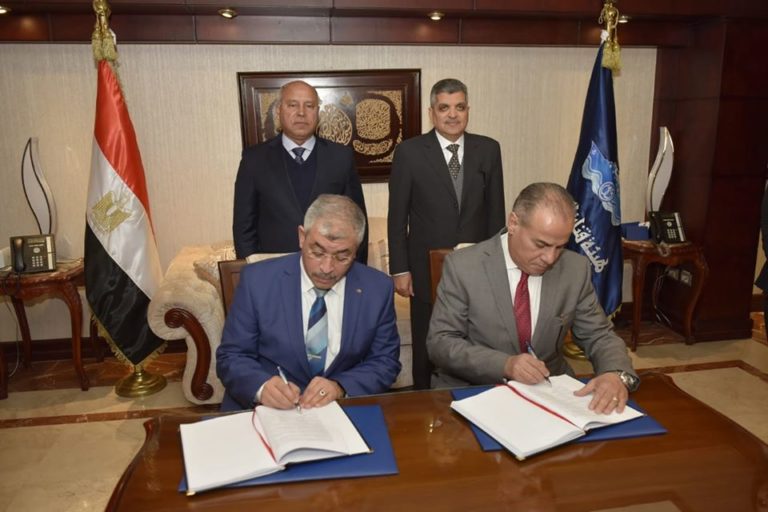 وزير النقل ورئيس هيئة قناة السويس يشهدان توقيع عقد الإلتزام الخاص بالمحطة متعددة الأغراض بميناء الإسكندرية