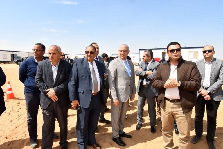 وزير الإسكان يقوم بجولة موسعة بـ٦ أكتوبر لتفقد مشروعات المرافق وتطوير محاور الطرق الرئيسية وأعمال ترفيق أراضى “بيت الوطن”