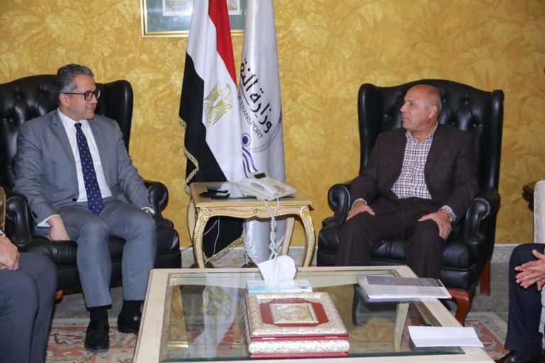 وزيرا النقل والسياحة والآثار يبحثان سبل تعزيز التعاون و التنسيق لخدمة القطاع السياحي