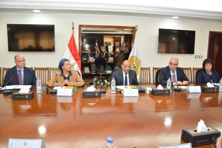 وزراء التنمية المحلية والإسكان والبيئة ومحافظ القاهرة يستعرضون مع وفد من أهالى عزبة الزرايب الحلول الحكومية المقترحة لتطوير المنطقة