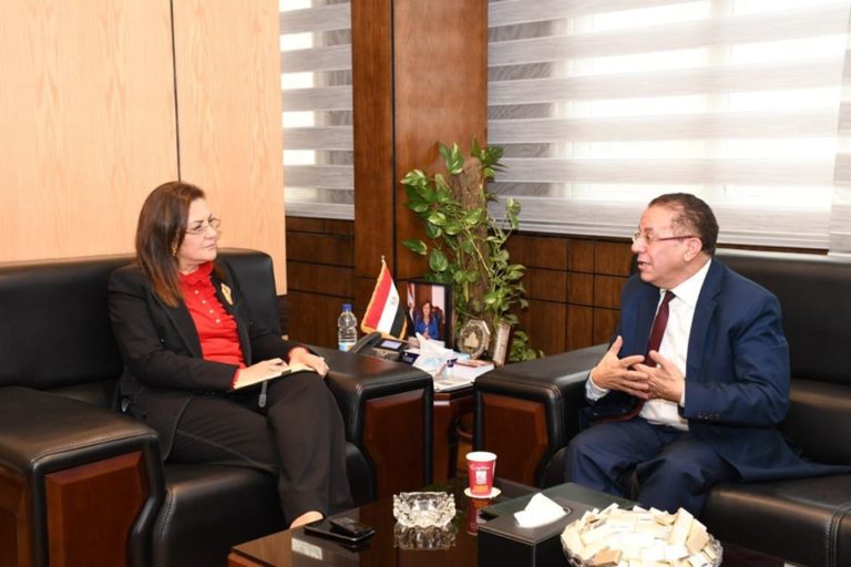 وزيرة التخطيط والتنمية الاقتصادية تلتقي رئيس مجلس إدارة شركة ريفايفل للخدمات الفندقية الأمريكية
