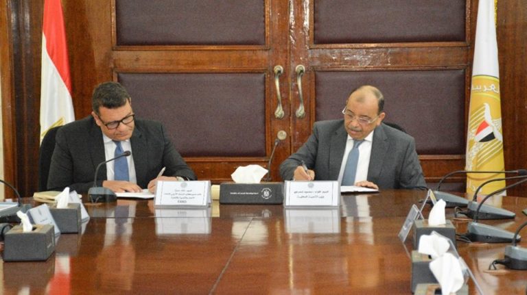 وزير التنمية المحلية يوقع مع البنك الأوروبي لإعادة الإعمار علي اتفاقية منحة ٨ مليون يورو لتقديم الدعم الفنى في مشروع” تطهير مصرف كيتشنر “