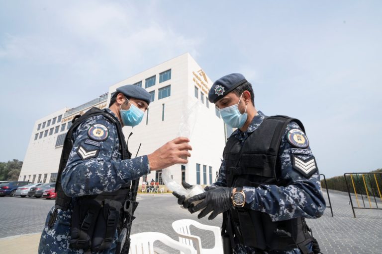تعافي 12 شخصا بالبحرين بعد التأكد من عدم إصابتهم بكورونا