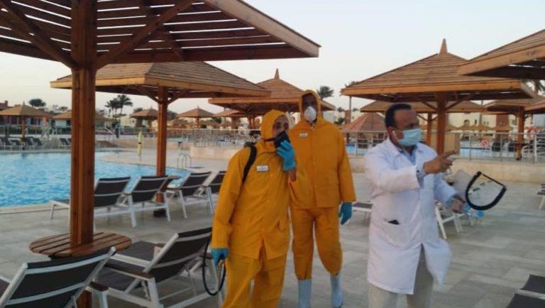 بدء إجراءات و عمليات التطهير و التعقيم الفنادق و النوادي الصحية في مدينة شرم الشيخ بجنوب سيناء و الجونة بالبحر الأحمر