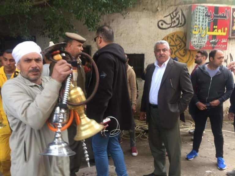مركز الزقازيق يصادر الشيش من داخل المقاهى والكافيهات