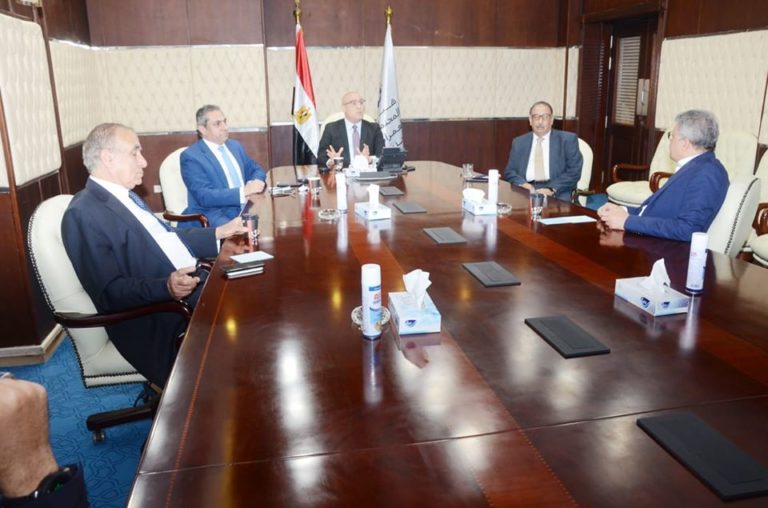 وزير الإسكان يتابع استمرار العمل بالمشروعات.. والإجراءات الوقائية لحماية العاملين من الإصابة بفيروس كورونا