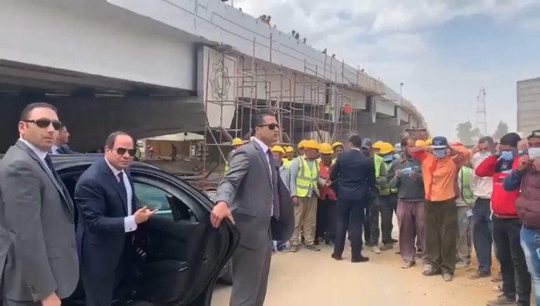 شاهد : انفعال الرئيس السيسي على أحد مسئولي المشروعات القومية .. هو أنا كلامي مبيتنفذش